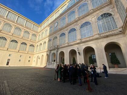 Periodistas esperaban la llegada de Javier Milei, en el Vaticano; el Presidente asiste a una audiencia con el papa Francisco
