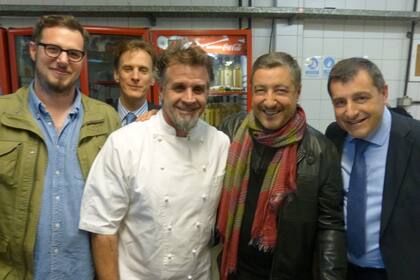 Periodistas fisgones Luis Lahitte y Tomás Linch con Christian Petersen y Joan Roca