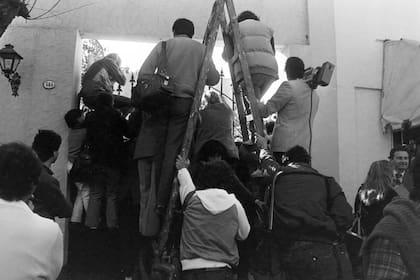 Periodistas y fotógrafos siguen una de las visitas de la jueza a la casa de los Puccio, en la calle Martín y Omar, de San Isidro