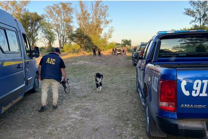 Peritos buscan rastros en el lugar donde fue hallado uno de los vehículos usados en la fuga