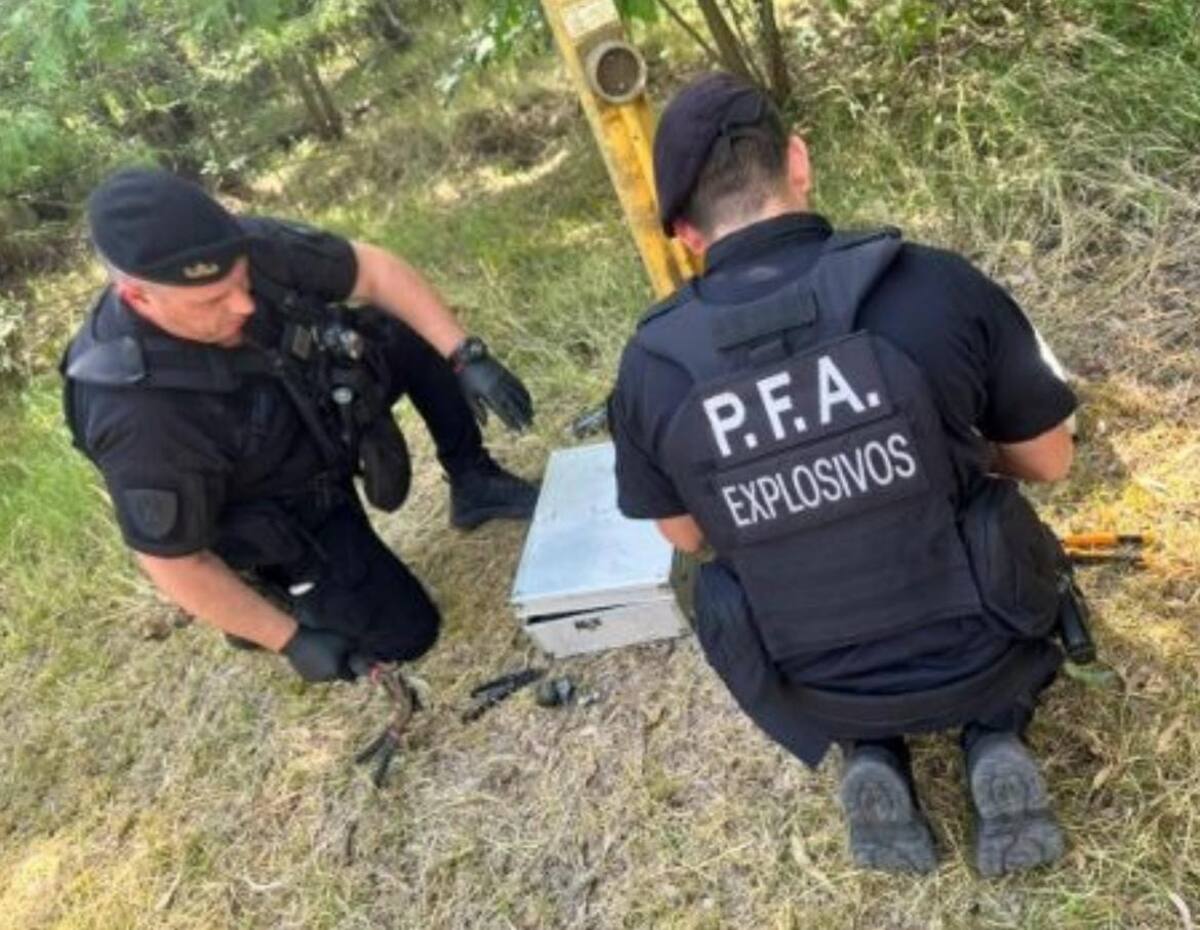 Eles encontraram granadas e garrafas de combustível ao redor de um gasoduto nas florestas de Ezeiza. Eles encontraram granadas e garrafas de combustível ao redor de um gasoduto nas florestas de Ezeiza.