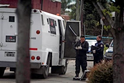 Peritos de la policía bonaerense realizaron ayer la búsqueda de huellas dactilares en el camión blindado