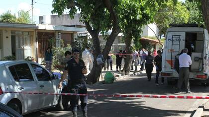 Peritos de la Policía Científica y el fiscal especial Santiago Garay están a cargo de la investigación por el múltiple femicidio en Godoy Cruz