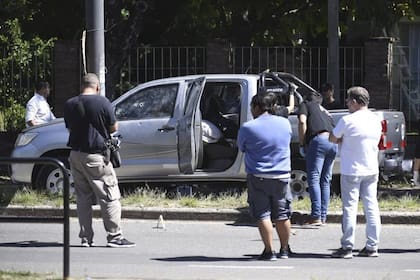 Peritos de la policía revisan la camioneta acribillada en la que murió en marzo de 2020 el sicario Rodrigo Sánchez, uno de los lugartenientes de Esteban Alvarado