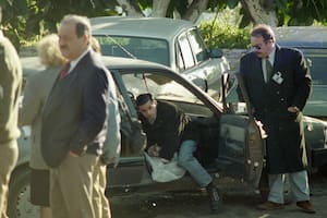 Peritos de la policía y funcionarios judiciales en la escena de la Masacre de WildeFoto de archivo del 04/08/94 de la reconstrucción de la "Masacre de Wilde", que al cumplirse 26 años de la, un tribunal de Lomas de Zamora fijó para el 30 de marzo la audiencia preliminar del juicio oral y público que se realizará este año a nueve ex policías acusados de haber disparado cerca de 200 balazos que mataron a cuatro víctimas inocentes que viajaban en dos autos, en un emblemático caso de gatillo fácil.