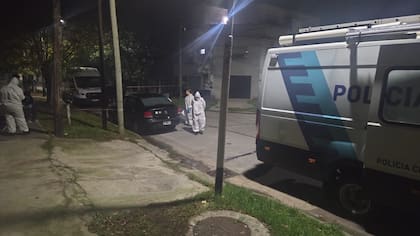 Peritos policiales buscan huellas en el vehículo utilizado por los homicidas