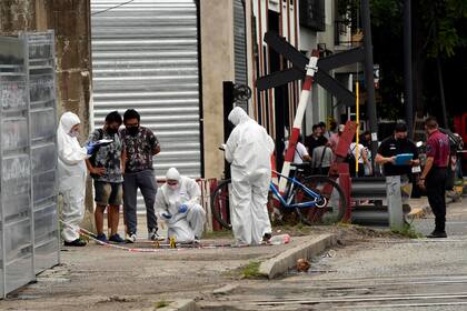 Peritos trabajan en la escena del crimen en Barracas