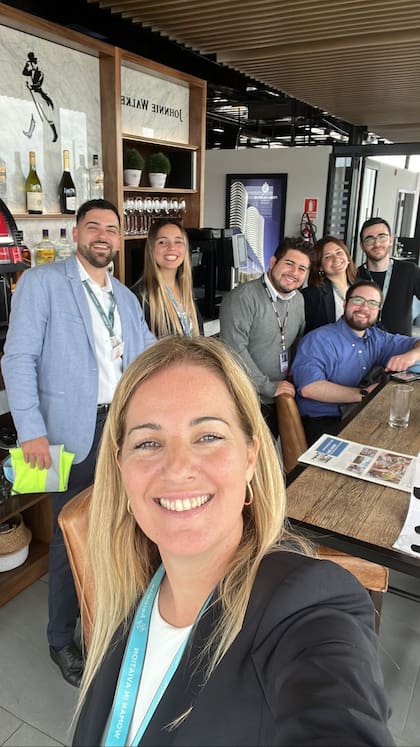 Perla Fagundez celebra el Día del Emprendimiento junto con su equipo de trabajo