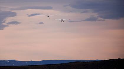 El avión vuela sin motores, impulsado por el fenómeno meteorológico conocido como "onda de montaña", que conjugado con el vórtice polar le permite surfear en corrientes de aire únicas que se dan en la cercanía de los polos