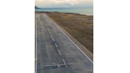 El aeroplano fue llevado por un avión argentino