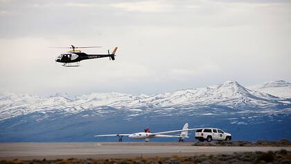 Un helicóptero recorre la zona momentos antes del despegue del Perlan II, remolcado por otra avioneta
