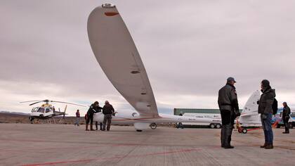 El aeroplano, con cabina presurizada y diseado para llegar a los límites con el espacio, se prepara en pista para su despegue