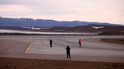 Hace dos meses que el equipo está instalado en El Calafate en busca de las mejores condiciones meteorológicas para remontar el cielo con la ayuda de las "ondas de montaña"