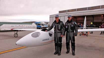 Los dos pilotos, Jim Payne y Tim Gardner, parados al lado de la nave con trajes especiales para soportar los 20 grados bajo cero a los que llegaran en la altura