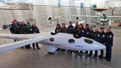 El equipo completo del proyecto Perlan II posa para el fotógrafo de LA NACION, Horacio Córdoba