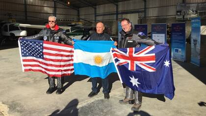 Payne y Sandercok festejan la marca con Miranda, piloto argentino