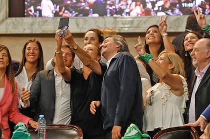 No faltaron las selfies antes del comienzo del acto