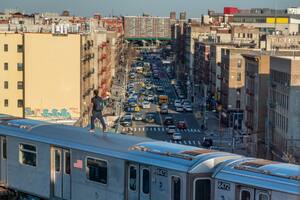 La madre de un adolescente que murió por “surfear en el metro” de Nueva York podrá demandar a Meta y TikTok
