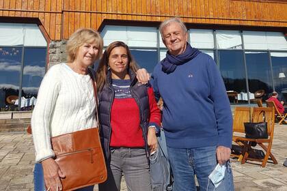 "Pero cada vez que iba de visita al pueblo de mi marido me sentía en casa: desde mis suegros amorosos, pasando por sus amigos, amigos de mi marido, la gente de los negocios donde iba a comprar, todo me resultaba especialmente amable".