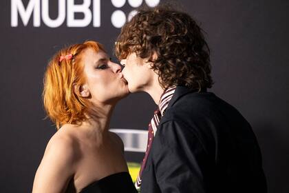 ¡Pero eso no fue todo! Además de compartir la velada con sus hijas, también estuvo presente uno de los yernos de Demi Moore: Justin Acee, el novio de Tallulah Willis. Los tortolitos no dudaron en demostrar su amor cada vez que la oportunidad se presentó