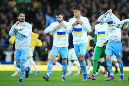 Pero no sólo Zinchenko respalda a Ucrania; sus compañeros de Manchester City salen a la cancha con remeras iguales a la suya.