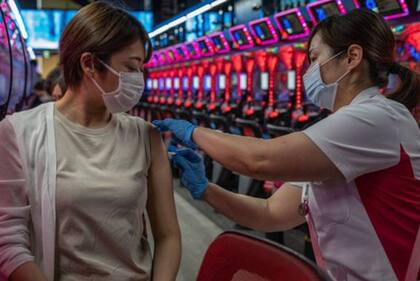 Pero otros países reúnen condiciones similares y registran muchos más casos diarios.