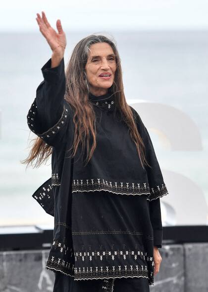 Pero Verdú no fue la única gloria del cine español presente en la ciudad vasca: la mítica Ángela Molina presentó allí Le dernier souffle, la nueva película de Costa Gavras en la que comparte elenco con Charlotte Rampling y Hiam Abbass y que retrata los encuentros y charlas filosóficas sobre la vida y la muerte entre el médico especializado en cuidados paliativos Augustin Masset y el escritor Fabrice Toussaint