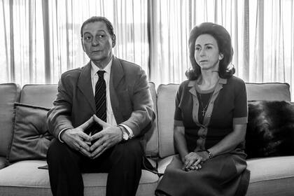 Perón (en la piel de Osmar Núñez) e Isabelita (Fabiana García Lago) en la ficción de Arde Madrid