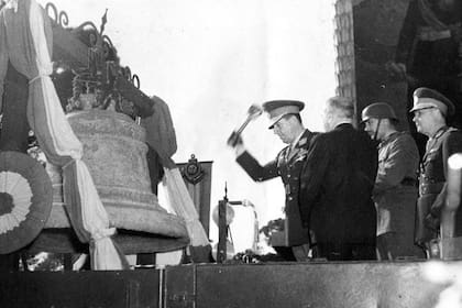 Perón golpea la campana