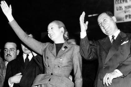 Perón con su famosa esposa, Evita, quien falleció en 1952 de cáncer, a los 33 años, y fue nombrada "Jefa Espiritual de la Nación".