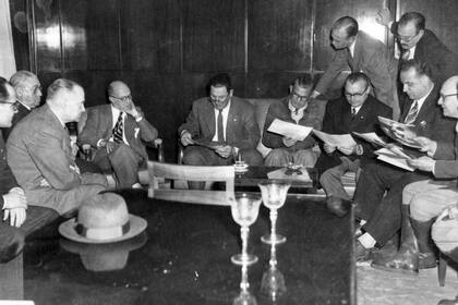 Perón, junto a su gabinete, analiza las consecuencias del ataque golpista contra su gobierno