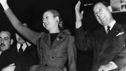 En la Argentina, Otto Skorzeny habría sido asesor militar del presidente Juan Domingo Perón y guardaespaldas de Eva Perón