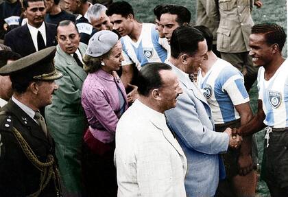 Perón y su esposa, Eva Duarte, saludan al seleccionado argentino en 1952