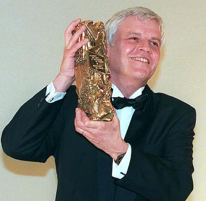 Perrin en 1997 con el premio a la mejor producción que ganó con el documental Microcosmos