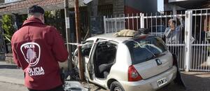 De Villa Tesei a Villa Pueyrredón: robaron un auto, intentaron fugarse y lo destrozaron contra una casa