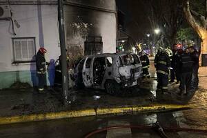 Tres adolescentes viajaban en un auto robado, los persiguió la Policía y chocaron contra una casa