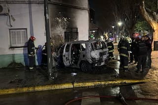 Tres adolescentes viajaban en un auto robado, los persiguió la Policía y chocaron contra una casa
