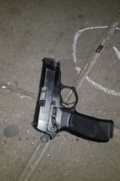 Persecución y tiroteo en Chacarita: la pistola que llevaba el delincuente abatido