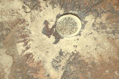 Perseverance, que se encuentra examinando el terreno del cráter Jezero en el planeta rojo, utilizó una herramienta abrasiva en el extremo de su brazo robótico para desgastar la superficie de la roca con la finalidad de observar en su interior