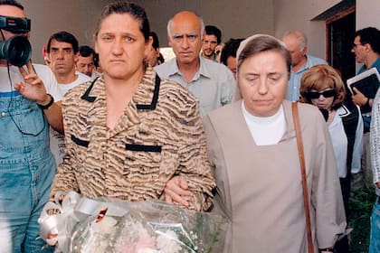 Ada Morales y la hermana Marta Pelloni, en primer plano. Detrás, Elías, el papá de María Soledad. Una dolorosa lucha en la búsqueda de justicia
