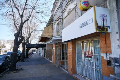 Persianas bajas y locales cerrados en el centro de Bragado