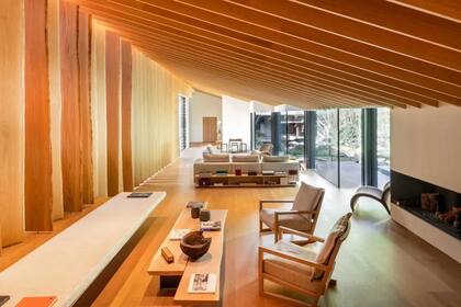 Persianas y vigas de roble francés revisten la sala de estar de la antigua casa parisina.