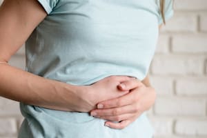 Persona con dolor en la zona abdominal.