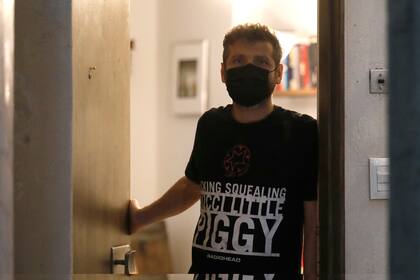 Martín en la puerta de su PH en Buenos Aires