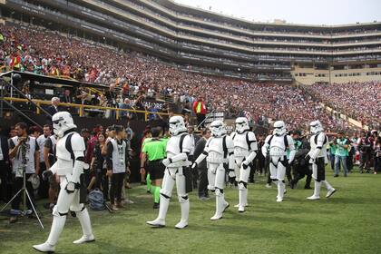 Personajes de Stars Wars aparecieron en el estadio antes del partido