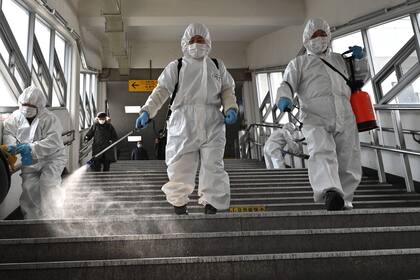 Personal capacitado desinfecta el subte de Seúl