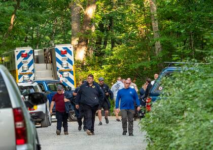 Personal de búsqueda y rescate sale de un puesto de comando en el bosque St. Mary's en camino a Blue Ridge Parkway para buscar el lugar en el que chocó una avioneta Cessna Citation sobre terreno montañoso, el domingo 4 de junio de 2023, en Montebello, Virginia. (Randall K. Wolf via AP)