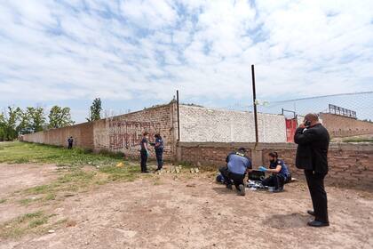 Personal de científica de la Policía de Mendoza realiza pericias fuera de la cancha de Huracán Las Heras