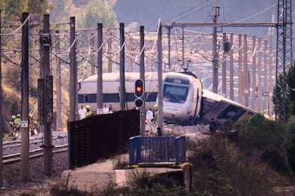 Personal de emergencias trabaja en el lugar de una colisión de tren en Adamuz, en el sur de España, el lunes 19 de enero de 2026