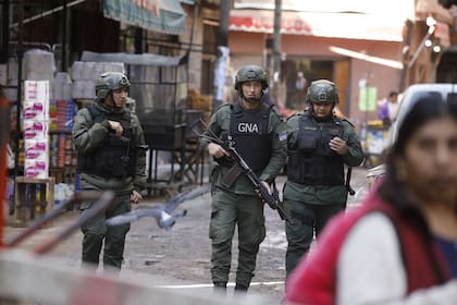 Personal de Gendarmería, este martes, en la villa 1-11-14, del Bajo Flores